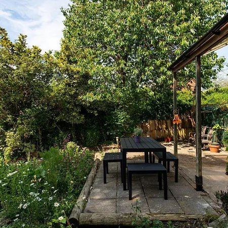 New Large & Stylish-3bed-sleeps 6-by Fabaccommodation 度假居