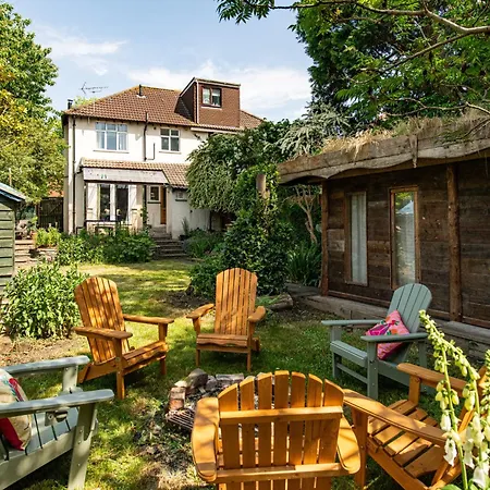 Large & Stylish-3bed-sleeps 6-by Fabaccommodation