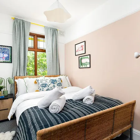 New Large & Stylish-3bed-sleeps 6-by Fabaccommodation 펜션 브리스틀