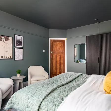 Large & Stylish-3bed-sleeps 6-by Fabaccommodation بيت للعطل *