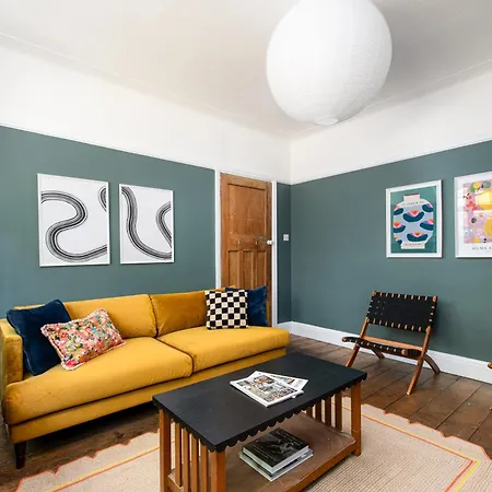 Large & Stylish-3bed-sleeps 6-by Fabaccommodation بريستول