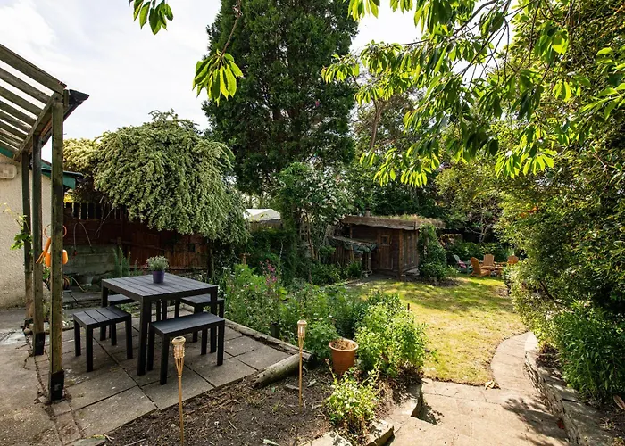 New Large & Stylish-3bed-sleeps 6-by Fabaccommodation * Bristol