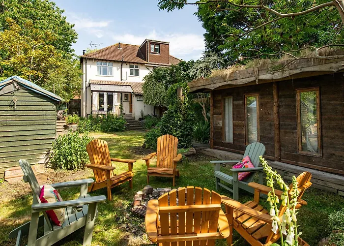 New Large & Stylish-3bed-sleeps 6-by Fabaccommodation