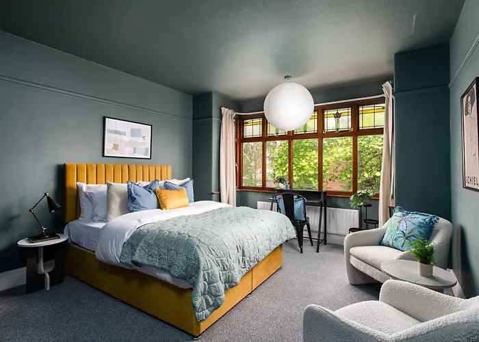 New Large & Stylish-3bed-sleeps 6-by Fabaccommodation *