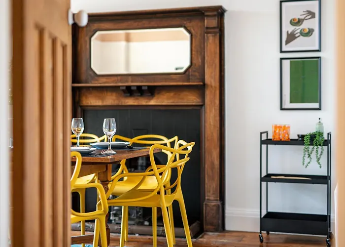 Casa vacanze New Large & Stylish-3bed-sleeps 6-by Fabaccommodation Bristol