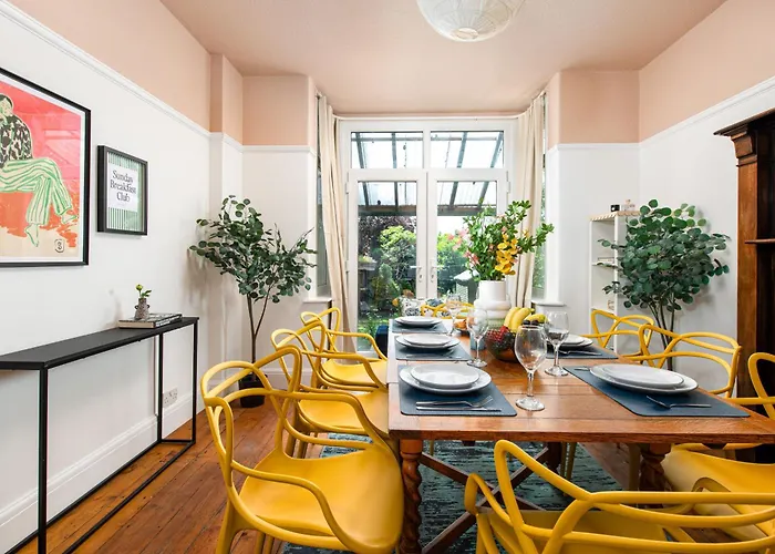 Casa vacanze New Large & Stylish-3bed-sleeps 6-by Fabaccommodation *