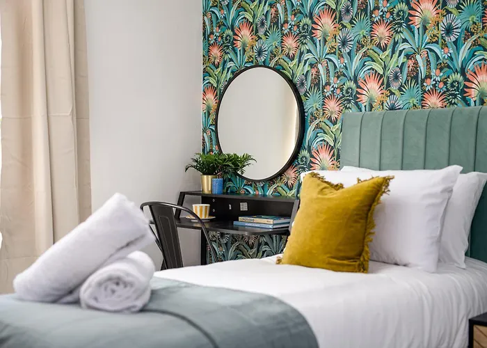 New Large & Stylish-3bed-sleeps 6-by Fabaccommodation Casa vacanze Bristol